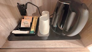 A black tray with a kettle, cups, and a charging cable. - Suwon Station Hotel Terry's (Suwon)