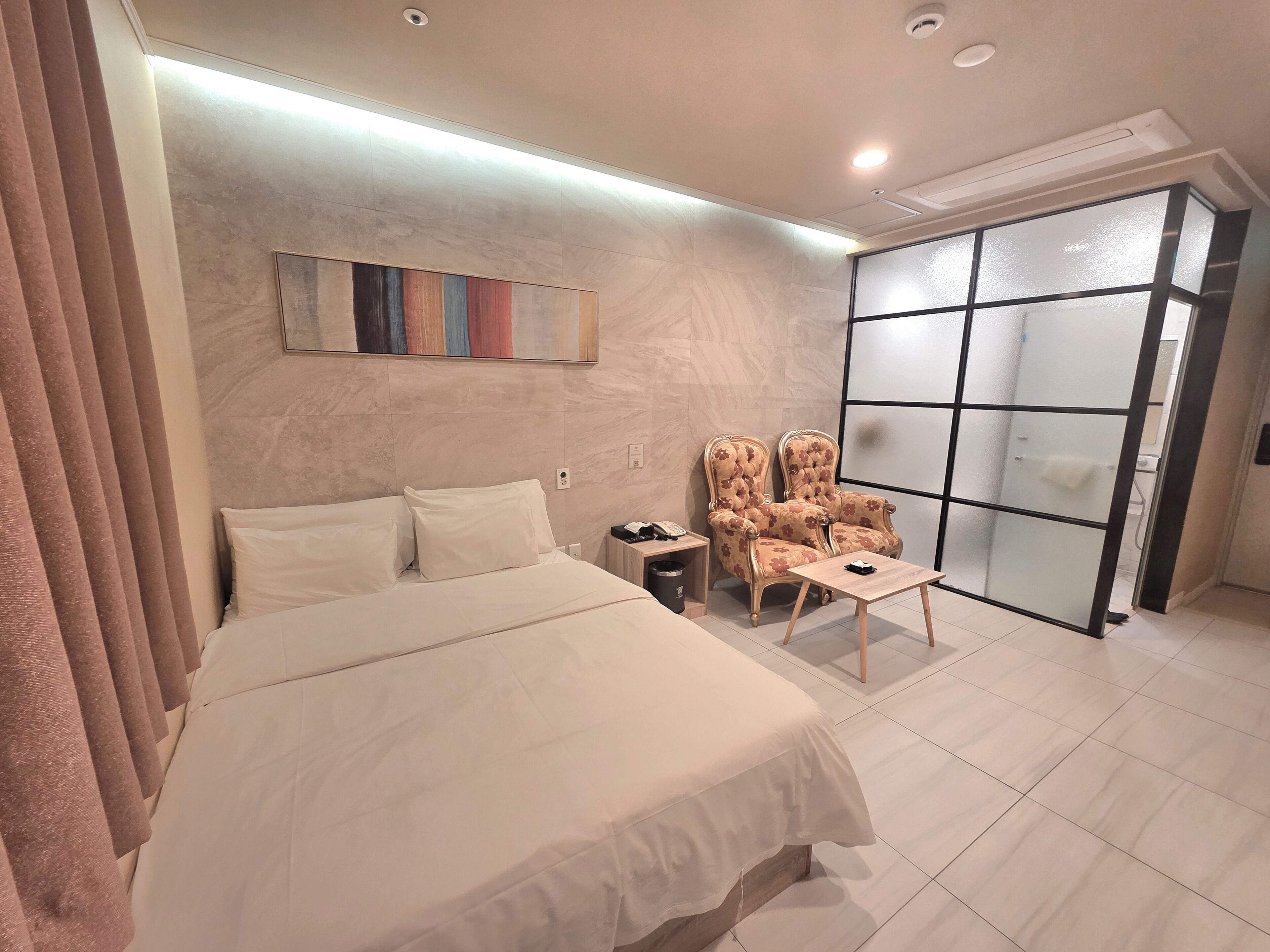 Standard Room | Desk, laptop workspace, WiFi (free), bed sheets