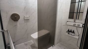 Standardzimmer | Badezimmer | Haartrockner, Bademäntel, Bidet, Handtücher