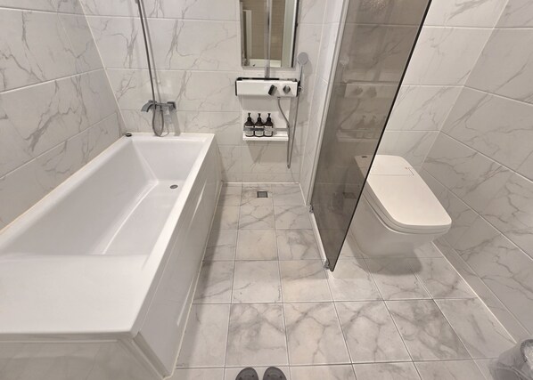 Phòng Deluxe | Phòng tắm | Máy sấy tóc, áo choàng tắm, chậu vệ sinh/vòi rửa, khăn tắm 