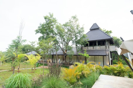 Property grounds. ELIVAAS prive Tapovana Aroha Petfriendly