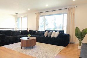 Living area - 3-bedroom house Close to Downtown and SEATAC (Burien)