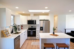 Private kitchen - 3-bedroom house Close to Downtown and SEATAC (Burien)