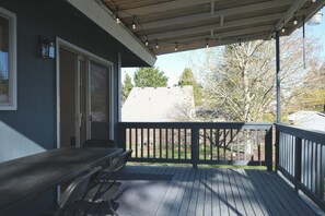 Outdoor dining - 3-bedroom house Close to Downtown and SEATAC (Burien)