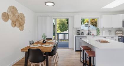 Modern Home - Close to Downtown and SEATAC - Sleeps 8