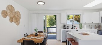 Modern Home - Close to Downtown and SEATAC - Sleeps 8