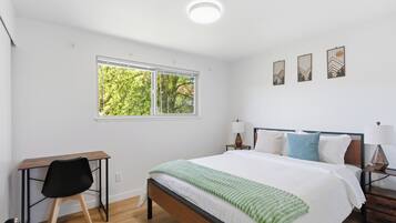 3 chambres, bureau, fer et planche à repasser, accès au Wi-Fi (inclus)