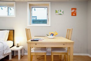 WiFi, bed sheets - Phenomenal studio in Seattle perfect for your city getaway near UW with Parking (Seattle)