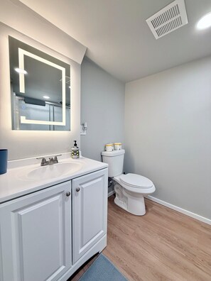 Bathroom - Phenomenal studio in Seattle perfect for your city getaway near UW with Parking (Seattle)