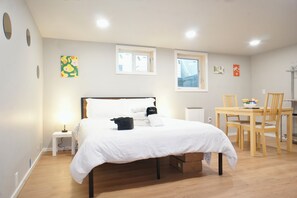 Room - Phenomenal studio in Seattle perfect for your city getaway near UW with Parking (Seattle)