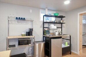 Private kitchen - Phenomenal studio in Seattle perfect for your city getaway near UW with Parking (Seattle)