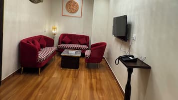 Presidential Studio Suite, City View | Living area