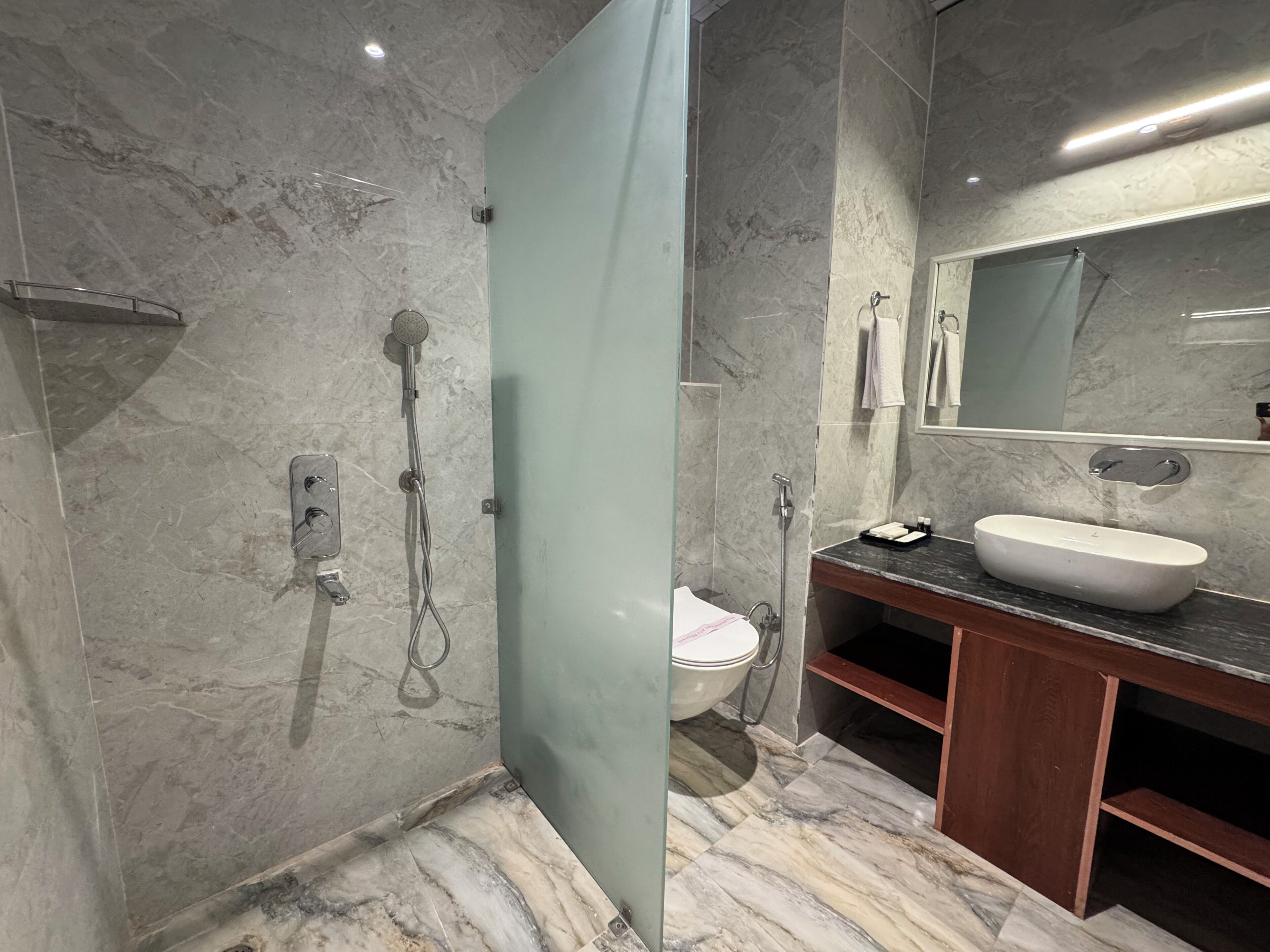 Executive Double Room, Pool View | Bathroom | Separate tub and shower, free toiletries, hair dryer, slippers