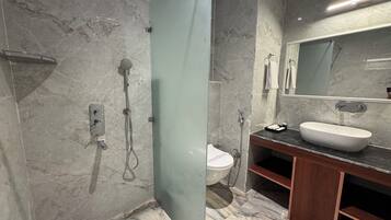 Executive Double Room, Pool View | Bathroom | Separate tub and shower, free toiletries, hair dryer, slippers