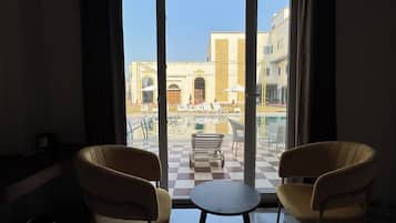 Executive tweepersoonskamer, uitzicht op zwembad | Interieur