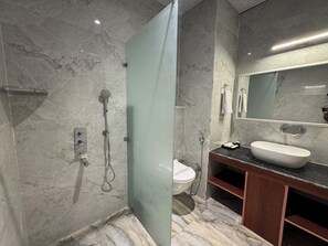 Chambre Double Exécutive, vue piscine | Salle de bain | Baignoire et douche séparées, articles de toilette gratuits