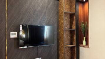 Presidential Studio Suite, City View | Interior