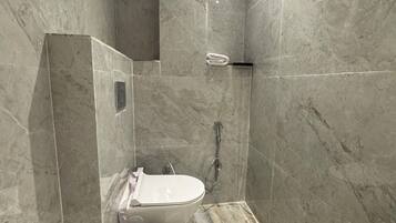Habitación doble Deluxe, para fumadores, aire acondicionado | Baño | Tina y regadera independientes y amenidades de baño gratuitas