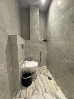 Chambre Double Deluxe, fumeurs, climatisation | Salle de bain | Baignoire et douche séparées, articles de toilette gratuits