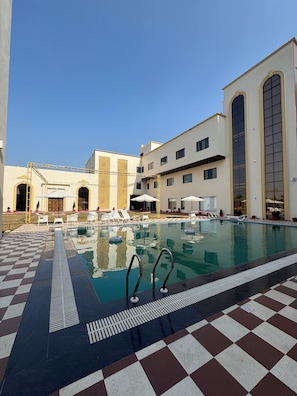 Executive-Doppelzimmer, Poolblick | Pool | Außenpool, geöffnet von 06:00 Uhr bis 20:00 Uhr, Liegestühle