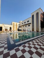 Habitación ejecutiva doble, vistas a la piscina | Piscina | Una piscina al aire libre (de 06:00 a 20:00), tumbonas