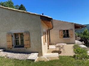 Outdoor dining - Vrbo Property (Saou)