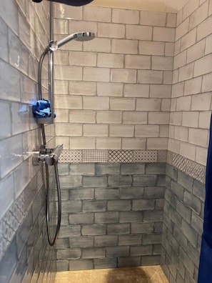 Douche, sĂšche-cheveux, serviettes fournies, savon