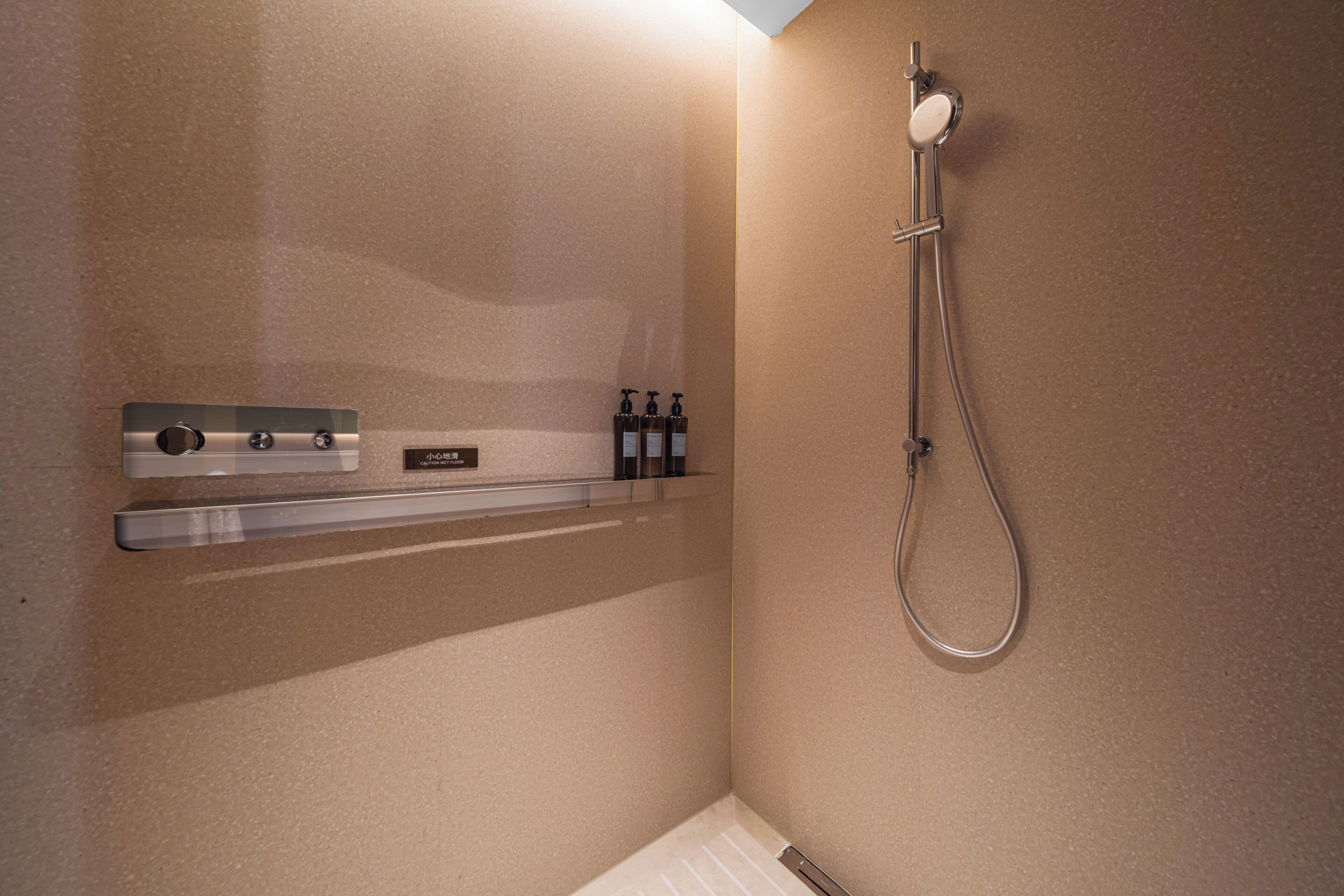 Double Room, City View | Bathroom | Hair dryer, towels, shampoo, toilet paper