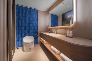 Kamar Double Superior, pemandangan kota | Kamar mandi | Shower, pengering rambut, jubah mandi, dan handuk