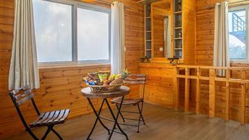 Familieværelse - balkon - bjergudsigt | Interiør