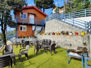 Kahden hengen superior-huone, parveke, järvinäköala | Ulkoruokailutilat