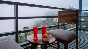 Habitació familiar, balcó, vistes a la muntanya | Servei de restauració a l'aire lliure