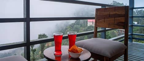 Family Room, Balcony, Mountain View | Outdoor dining