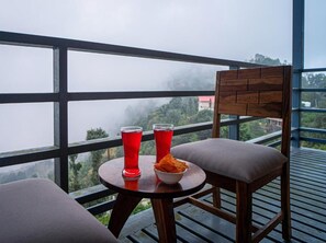 Outdoor dining - The Urban Escape by Alaya Stays (Barain Range)