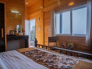 Habitación doble superior, balcón, vista al lago | Tabla de planchar con plancha y wifi gratis 