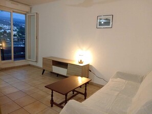 Living area - 2-room apartment downtown Tampon (Le Tampon)