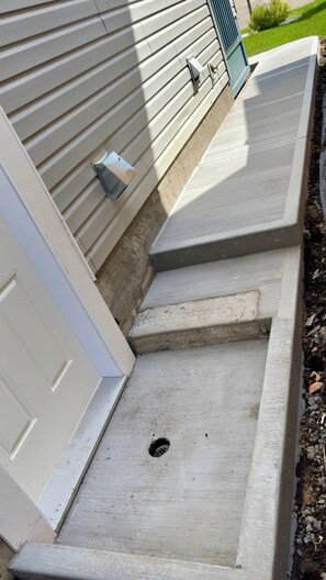 Exterior detail - Lucas Cozy basment 1 (Edmonton)