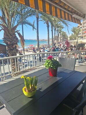 Outdoor dining - A beautiful beachfront flat for 4 people with a lovely terrace overlooking sea (Torrevieja)