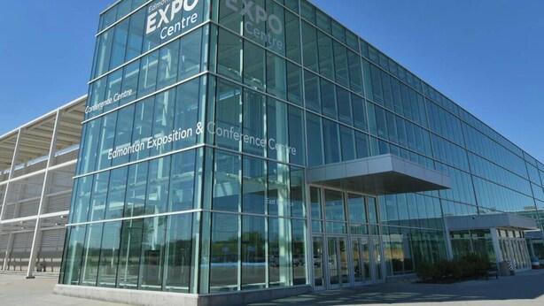Een modern glazen gebouw met 'EXPO Centre' aanduiding, wat wijst op een locatie voor een congres of tentoonstelling.