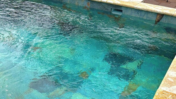 A swimming pool with clear water and a stone border. - CASA RAMONA COSTA RICA (Santa Cruz)