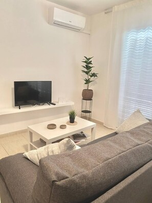 TV - Ayres, simple apartment (Calafell)
