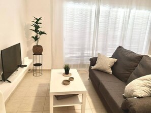 TV - Ayres, simple apartment (Calafell)