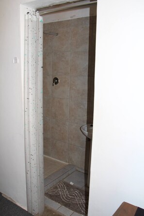 Douche, sèche-cheveux, serviettes fournies