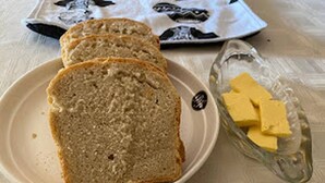 Lautasella on viipaleita leipää ja lasisessa astiassa voita.