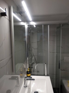 Shower, hair dryer - Seizani Athens Stay-1,6 km from Panathenaic Stadium (Kaisariani)