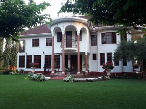 Exterior - Kilimanjaro Pazuri, a boutique African Villa (Moshi)