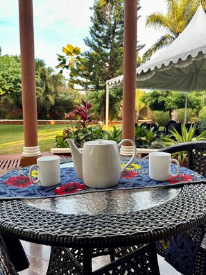 Outdoor dining - Kilimanjaro Pazuri, a boutique African Villa (Moshi)