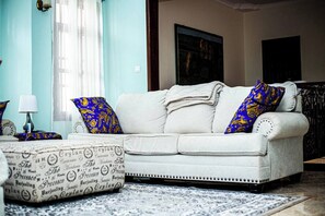 TV, books, stereo - Kilimanjaro Pazuri, a boutique African Villa (Moshi)