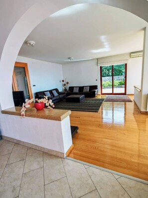 A spacious living area with a sofa, a coffee table, and a decorative vase. - Villa Vrata Jadrana 1 (Rijeka)