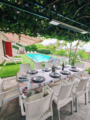 Outdoor dining - Villa Vrata Jadrana 1 (Rijeka)